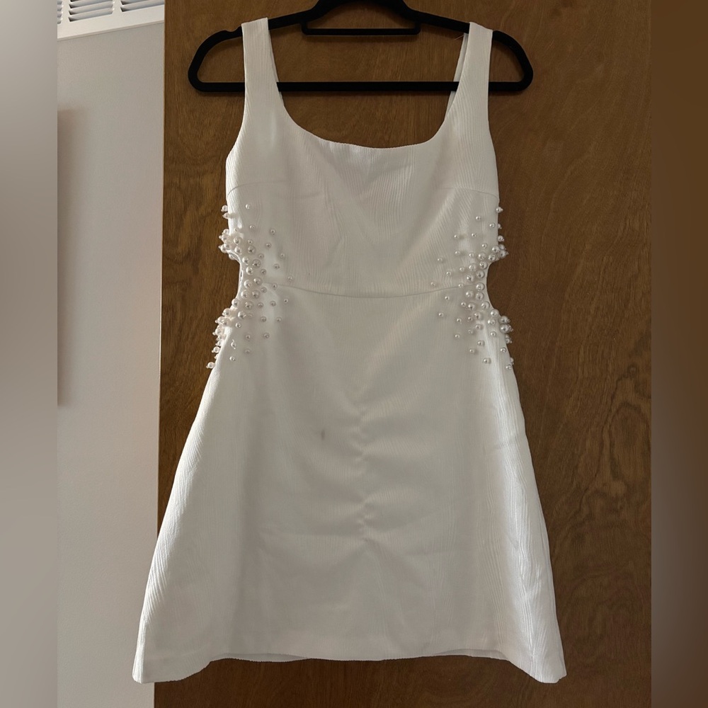 Elegant White Sleeveless Dress